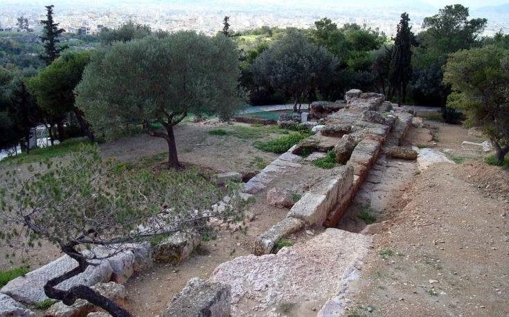 «Αν διώξετε πάλι ανθρώπους, θα ξαναέρθουμε εδώ και θα δείτε», φώναζαν οι δράστες που επιτέθηκαν στον αρχαιοφύλακα της Πνύκας